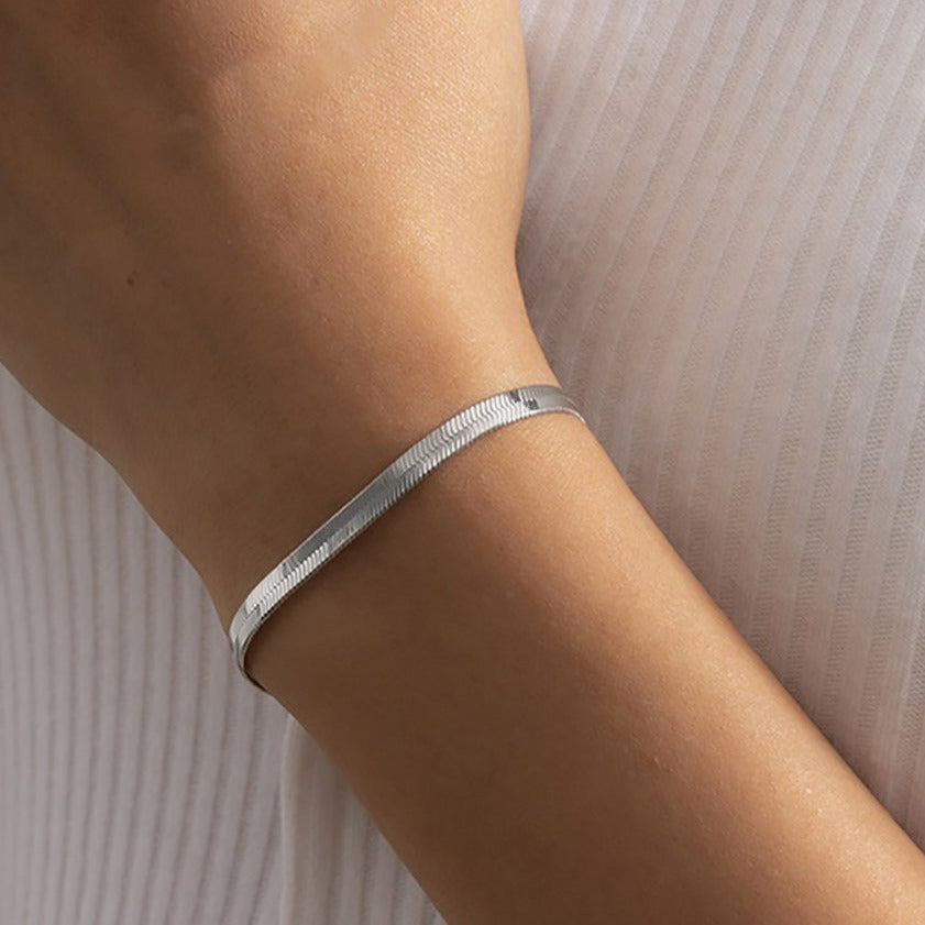 Elegant Herringbone Bracelet in Gold