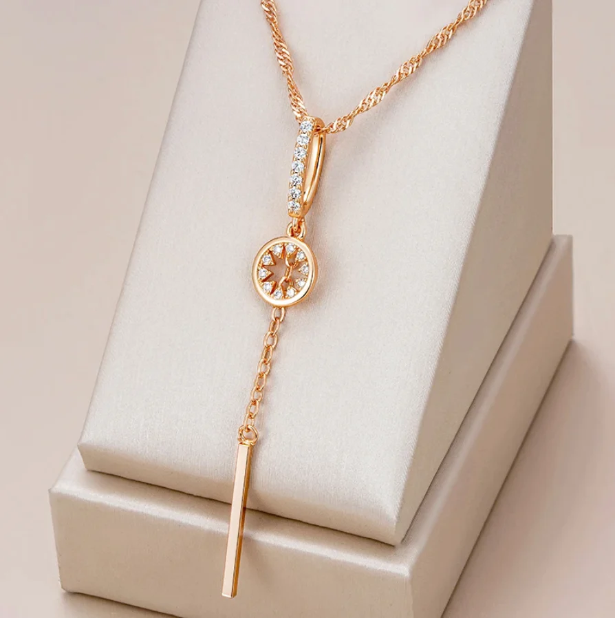 Chic Gold Necklace with Elegant Rounded Crystal