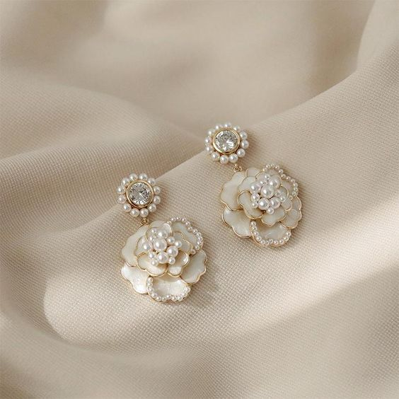 Chic White Floral Pearl Earrings