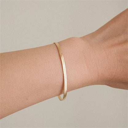 Elegant Herringbone Bracelet in Gold