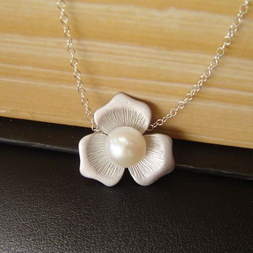 Chic White Pearl Floral Necklace