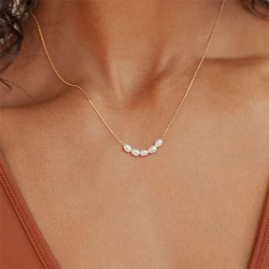 Chic Gold Necklace with Elegant Pearls