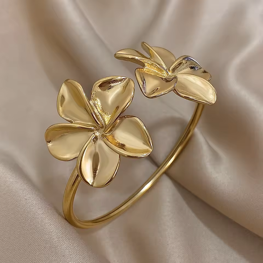 Elegant Floral Design Bracelet in Gold